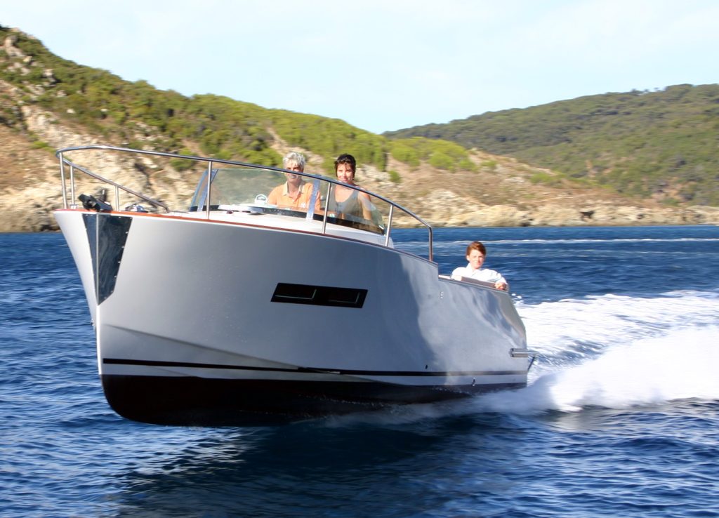 bateau moteur Volterra 25, dessiné par l'agence gpyd, en marche. Paysage méditerranéen