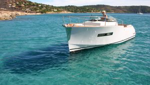 bateau moteur Volterra 25, dessiné par l'agence gpyd, sur de l'eau turquoise