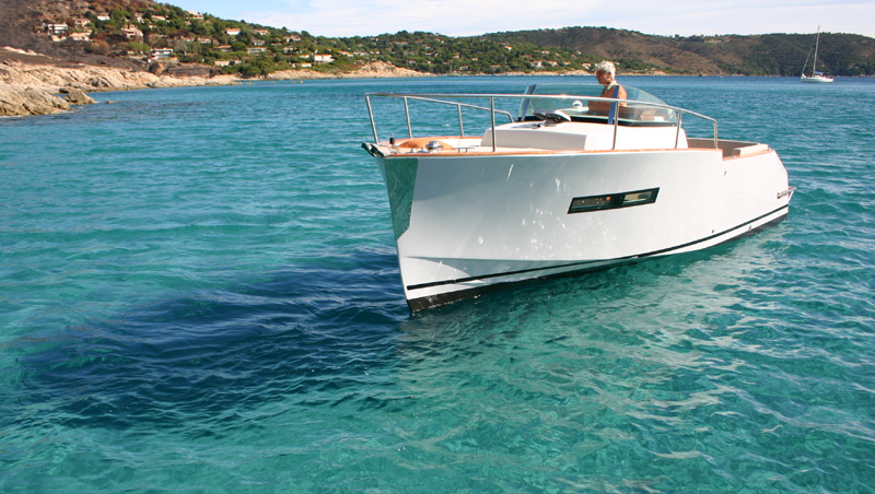 bateau moteur Volterra 25, dessiné par l'agence gpyd, sur de l'eau turquoise