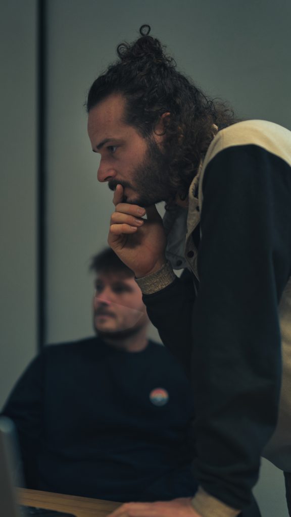 Raphaël Gillet, associé de gpyd, pendant une réunion de travail