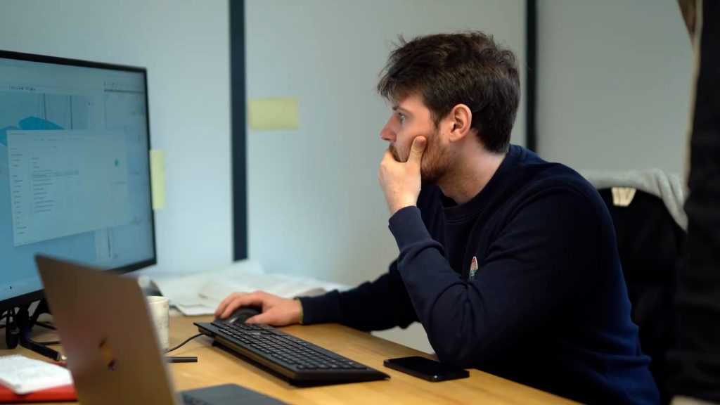 Yannick Eudeline, architecte naval associé de l'agence gpyd, en train de travailler sur son ordinateur